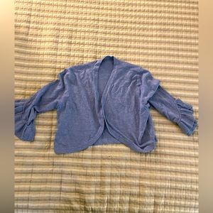 Short blue bolero sweater with ruffle sleeves